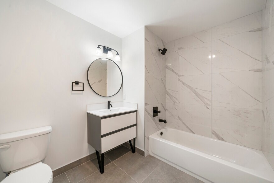 Building Photo - 242 Spring St