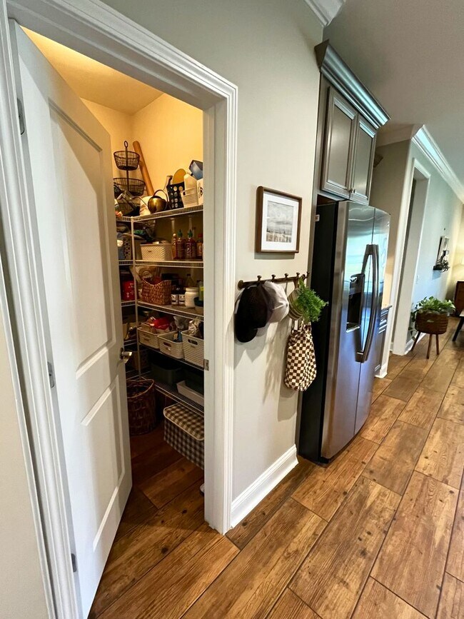 Building Photo - 3/2 with amazing community amenities!