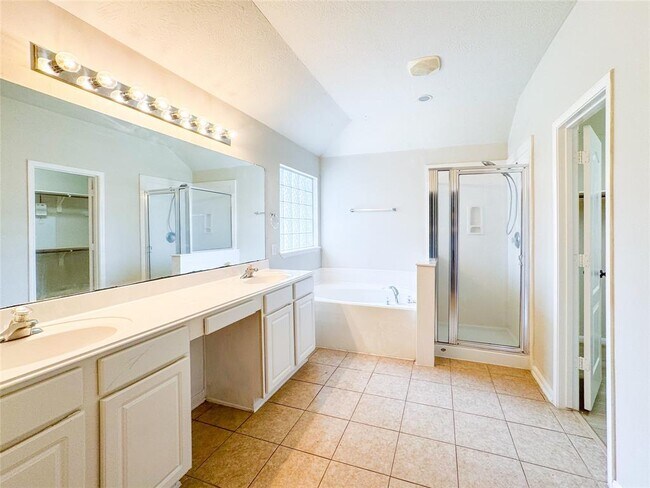 Building Photo - 2815 Town Gate Ct