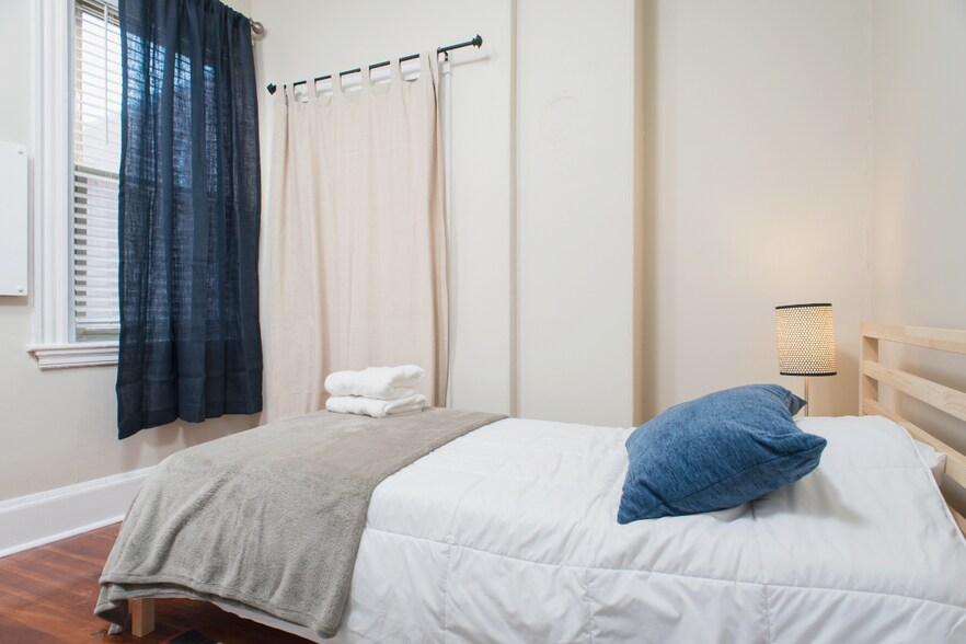 Primary Photo - 20 Moon St