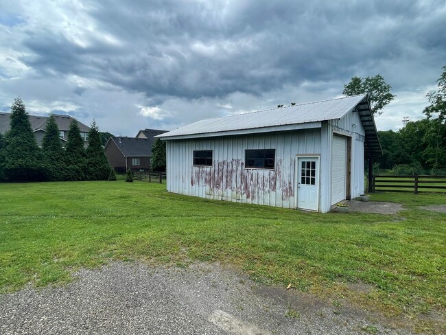 Building Photo - 172 Chester Stevens Rd