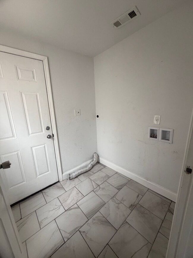 Building Photo - 2 Bedroom 1 Bath unit located in South End of Saint Joseph Mo