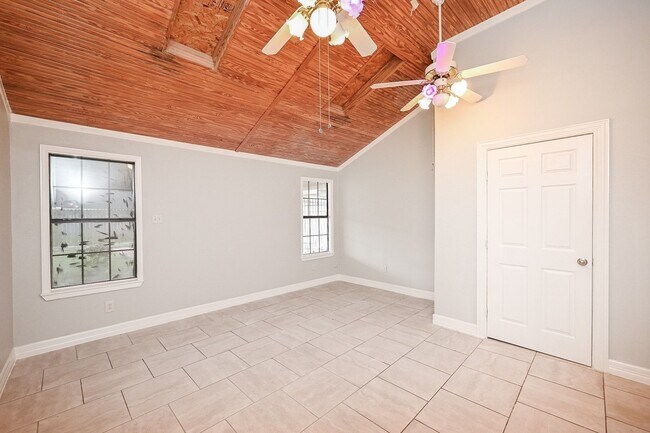 Building Photo - 15723 Creekhaven Dr