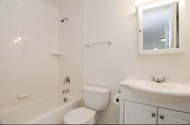 Building Photo - 1660 N La Salle Dr