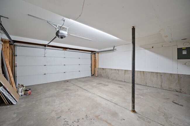 Building Photo - Stunning tri-level remodeled home in Briargate!