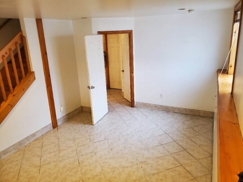 Building Photo - 302 Camelot Shore Dr