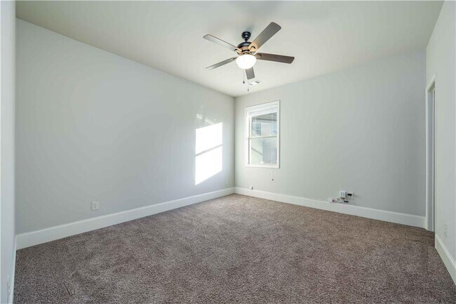 Building Photo - 5875 Chestnut Dr