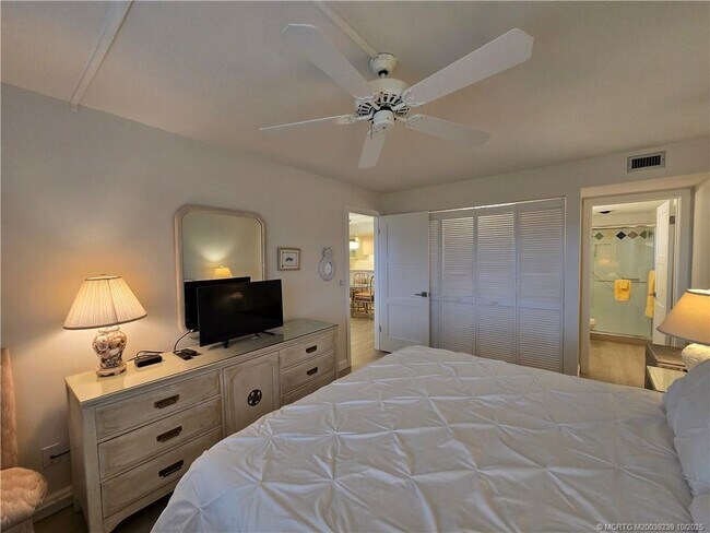 Building Photo - 484 NE Plantation Rd