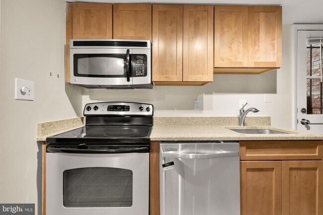 Building Photo - 650 E Street NE Unit BASEMENT