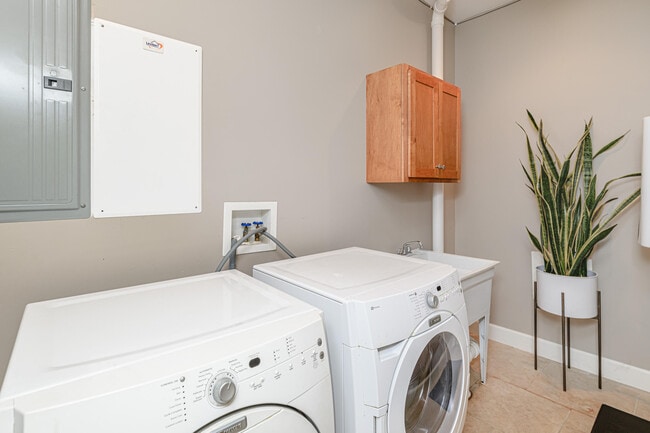 Building Photo - 2 E Clarkson Rd