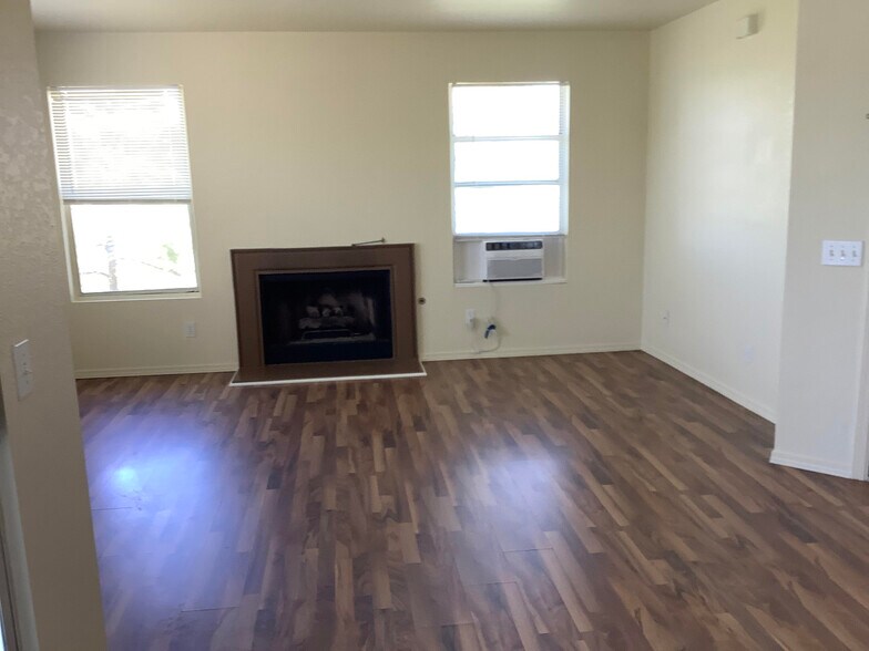 Building Photo - 604 N Bagby Dr