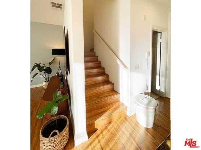 Building Photo - 10533 Maple Ln