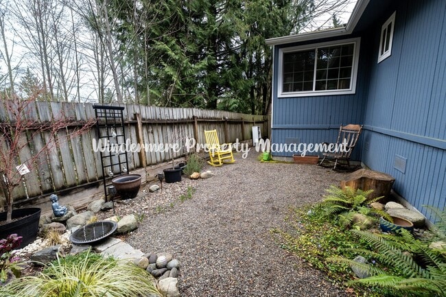 Building Photo - Sunny, Bright 2 bedroom in Poulsbo, Community Beach/Playground