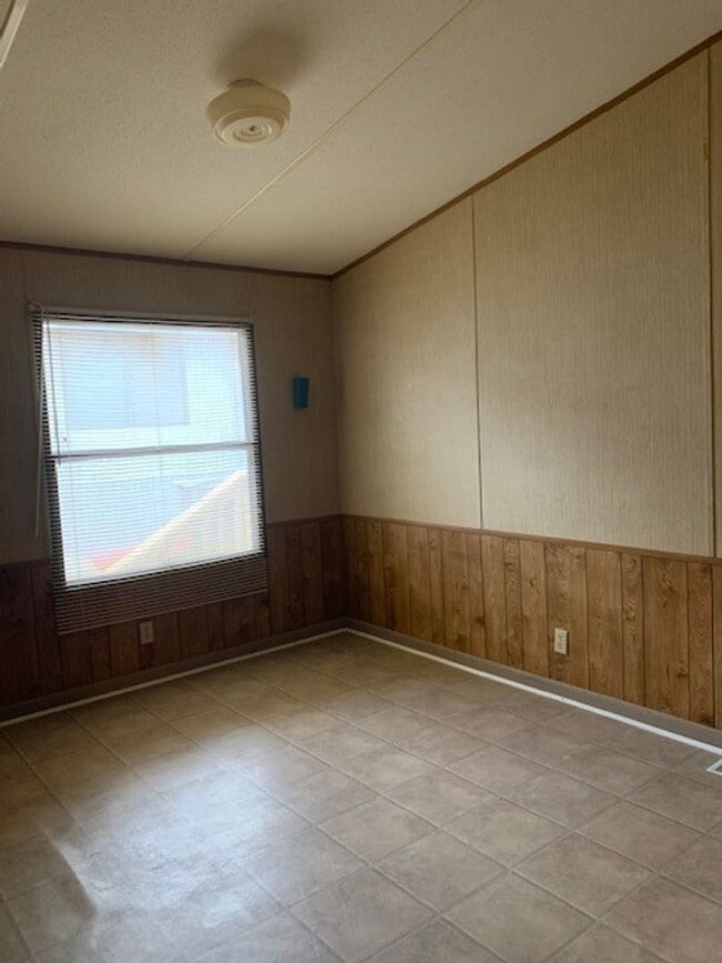 Building Photo - Double-Wide Mobile Home. Housing Accepted!