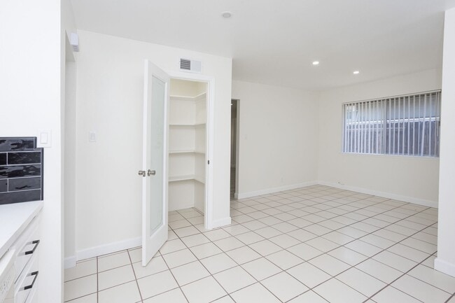 Building Photo - Beautifully Remodeled 3 Bedroom, 2 Bathroo...