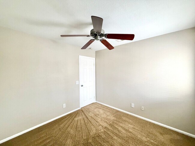 Building Photo - Charming 3 Bedroom Bel Flora Home with Private Patio & Amenities
