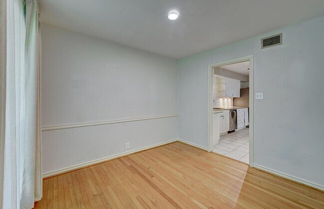 Building Photo - 806 Westwood Dr