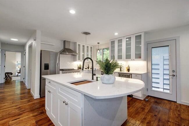 Building Photo - 2015 Eaton Ln