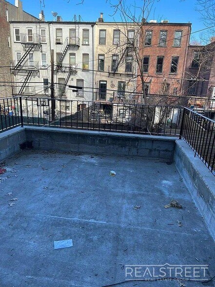 Building Photo - Luxury Triplex Brownstone in Prime Stuyves...