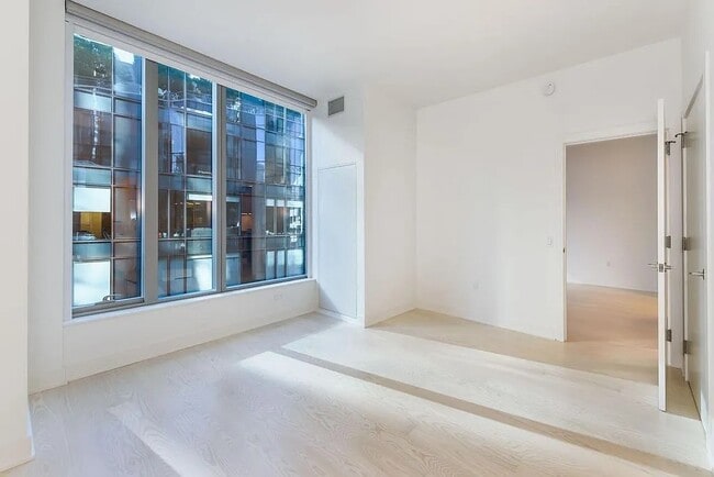 Building Photo - 333 Beale St