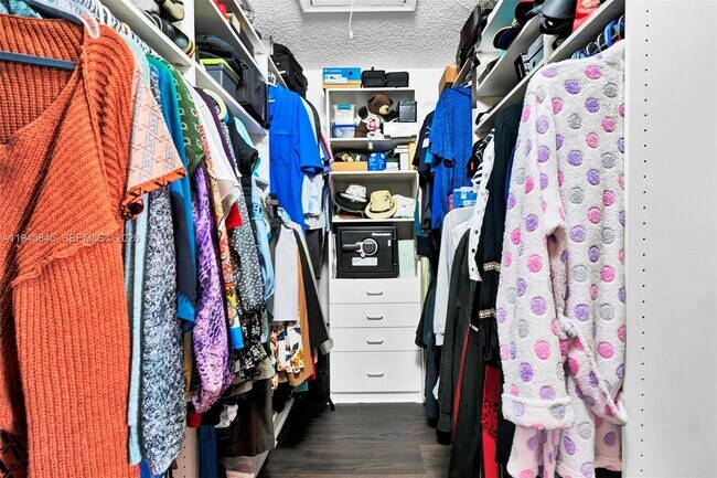 Building Photo - 18071 Clear Brook Cir