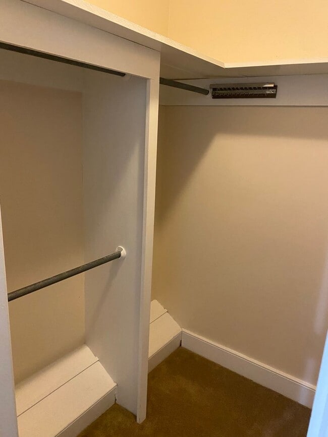 Building Photo - 3 Bedroom 3 Bath Brick Ranch