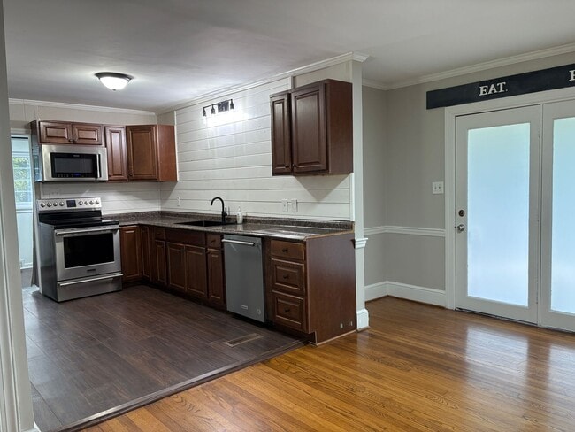 Building Photo - 3 Bedroom, 3 Bathroom House in Winston-Salem!