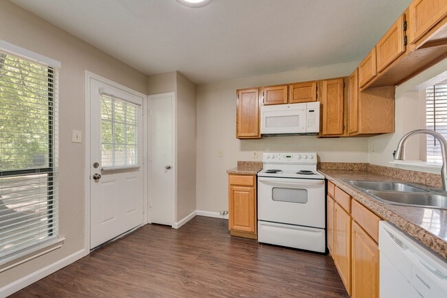 Building Photo - 208 E Denton Dr