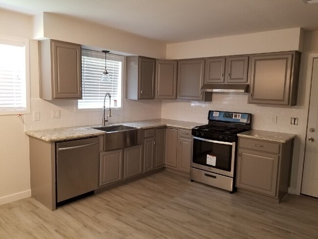 Building Photo - 320 Bert St