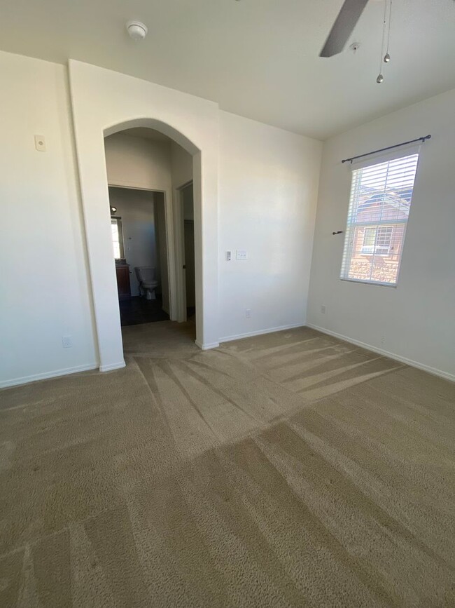 Building Photo - MOVE IN READY 2 Bed 2 Bath Unit with Patio