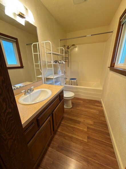 Building Photo - 2547 NE Holmes Rd