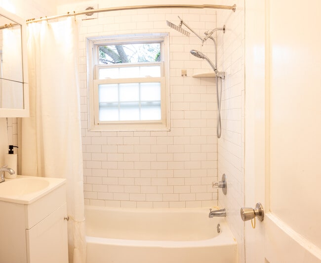 Building Photo - 2327 Glendale Terrace