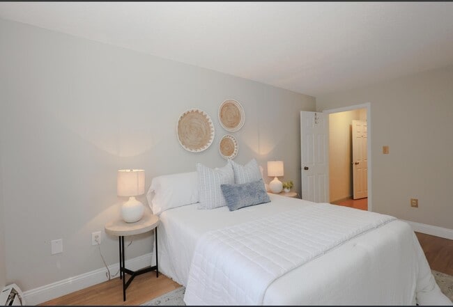 Building Photo - 19 Country Club Dr