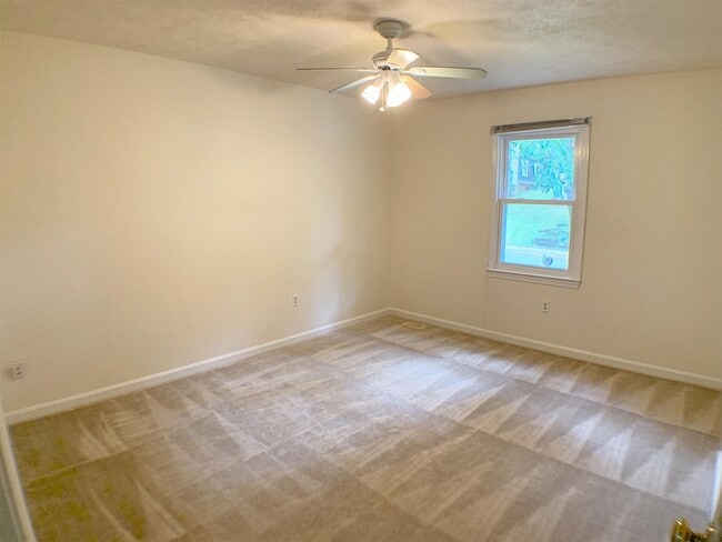 Building Photo - 15723 Edgewood Dr