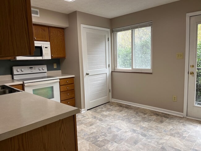 Building Photo - 480 E Red Bud Rd