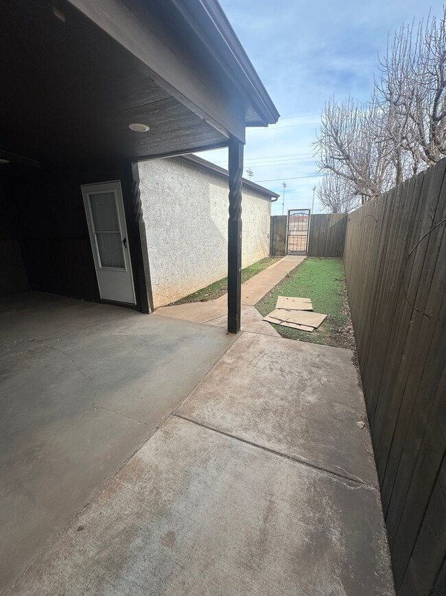 Building Photo - Spacious 2 Bed Condo! Fully Fence Backyard...