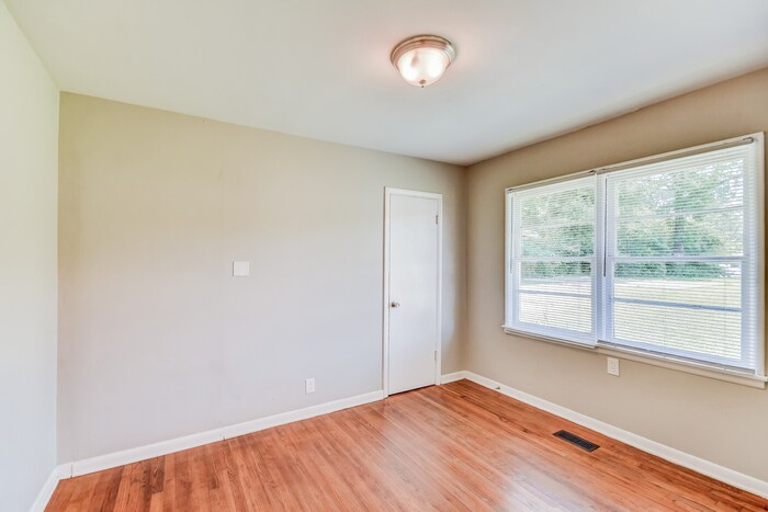 Building Photo - 908 9th Ave