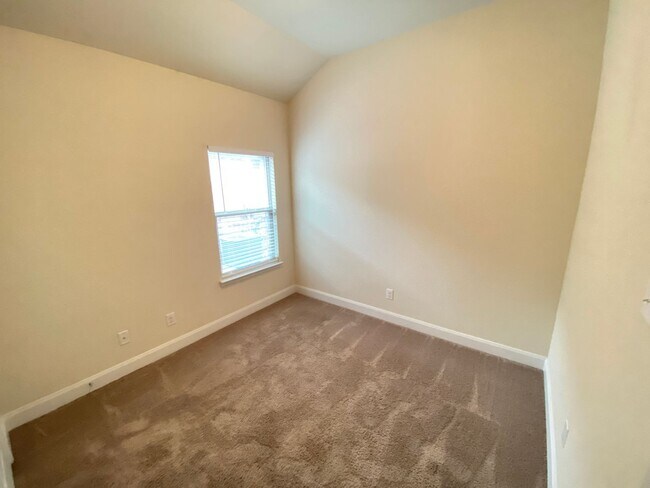 Building Photo - Walk to Historic Gruene / Fridge Included/ Gas Cooking / Fenced in Yard / CISD