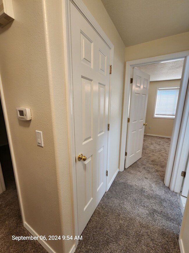 Building Photo - 531 SW Honeysuckle Ct