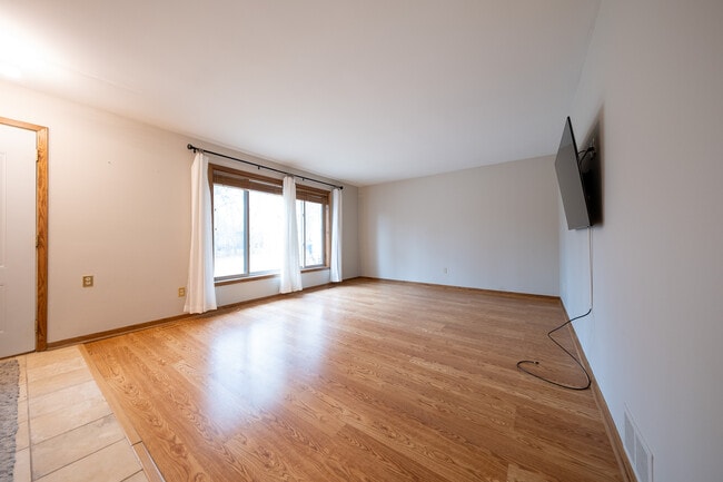 Building Photo - 1410 Juneau Ln N