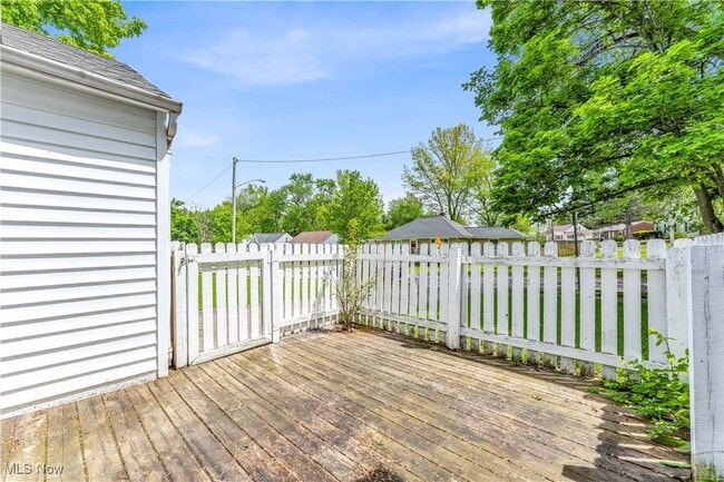 Building Photo - 135 Greencroft Rd