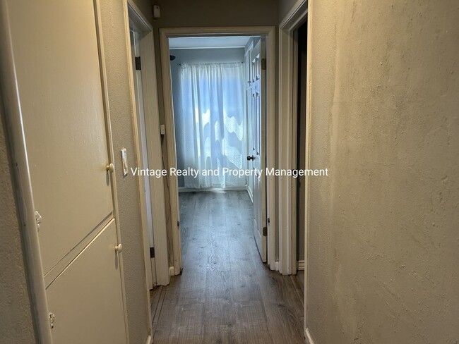 Building Photo - New On The Rental Market This Nice Single Story 3 Bedroom Home!!!