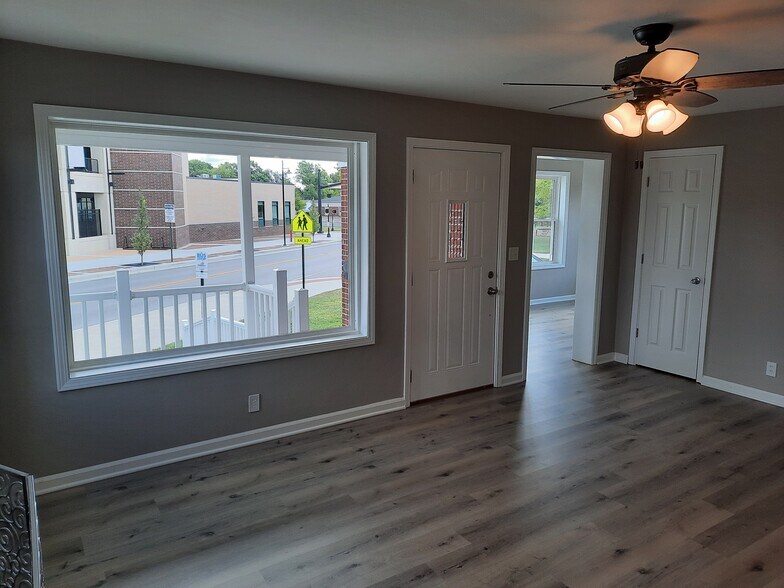 Building Photo - 2115 Main St