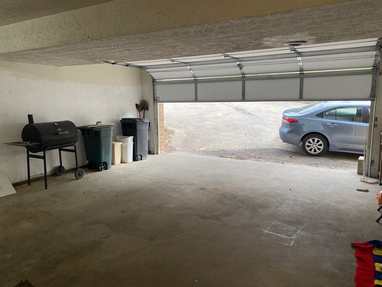 2-car garage - 1441 Northwest Dr