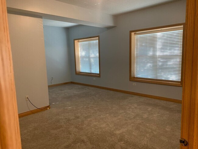 Building Photo - 101 Pointe Dr