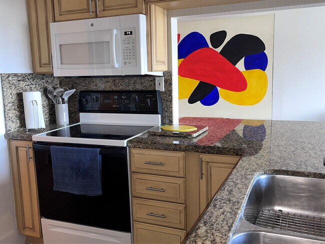 Building Photo - 330 SE 20th Ave