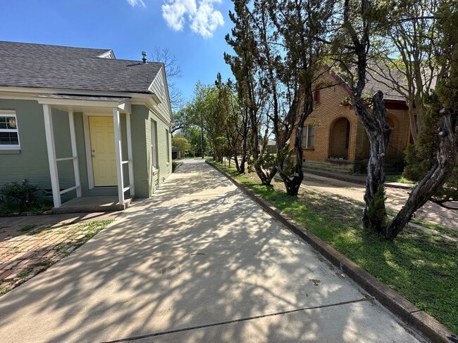 Building Photo - 514 E Charnwood St