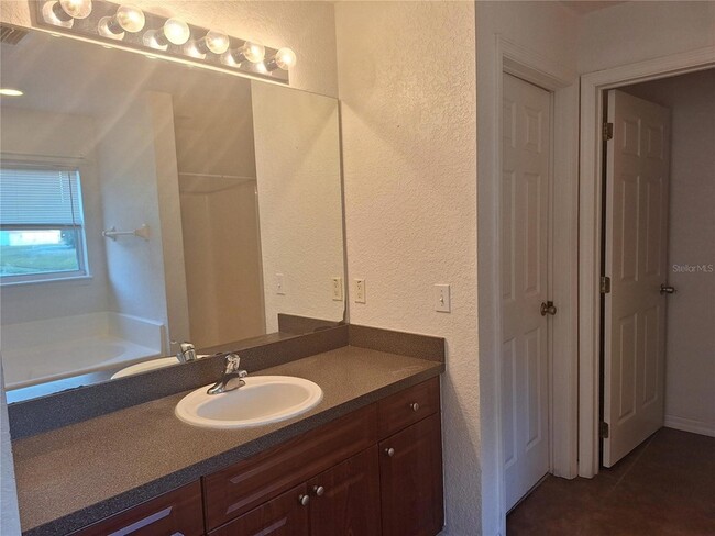 Building Photo - 622 Tamarin Ln