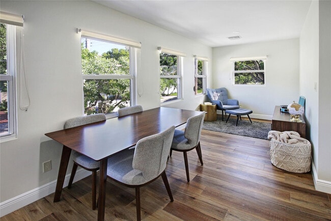 Building Photo - 211 SE 16th Ave