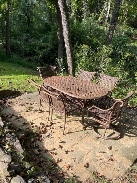 Creekside Patio - 222 New Stock Rd